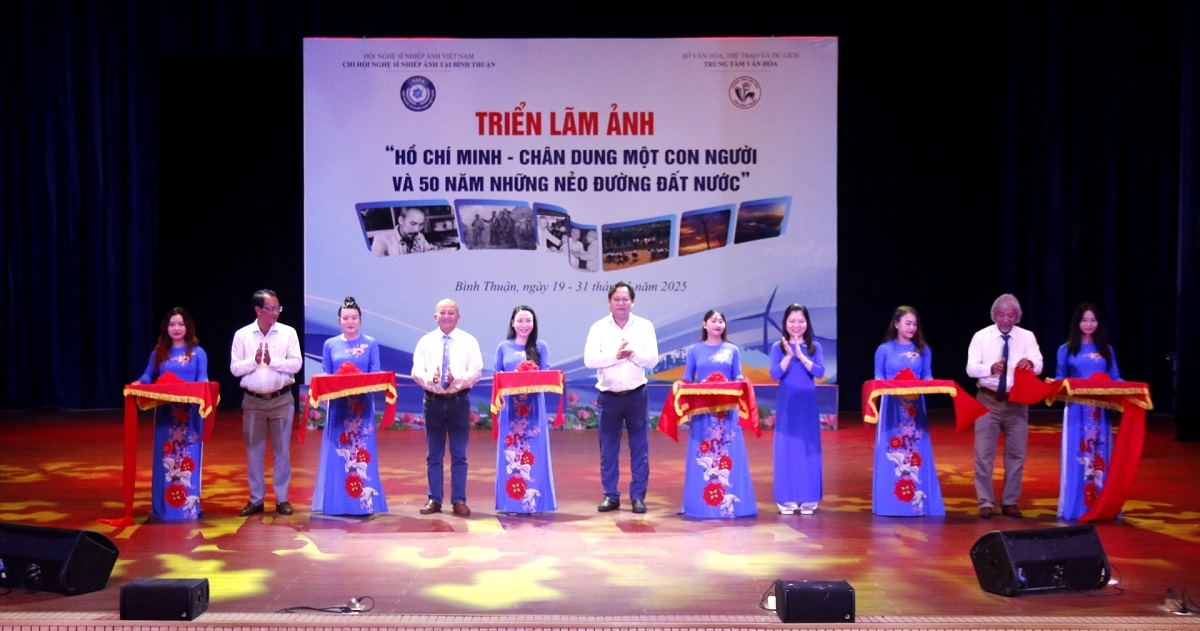 Cắt băng khai mạc triển lãm