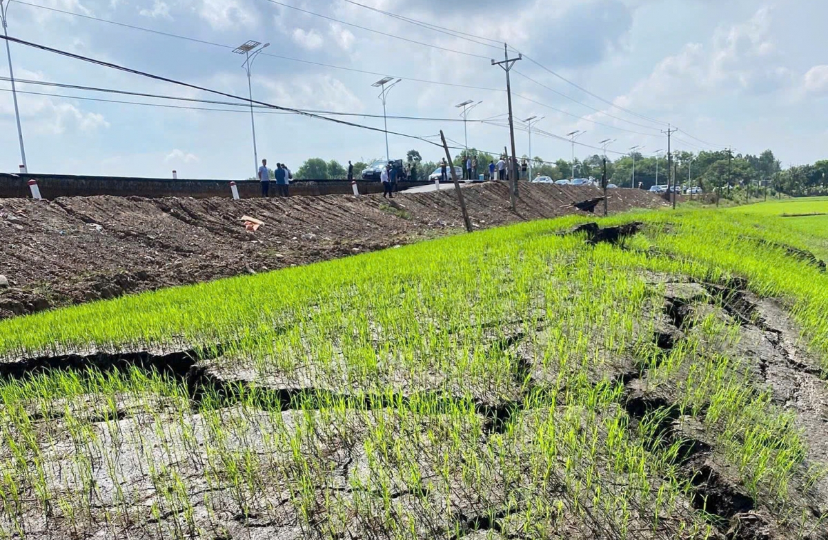 Vết nứt kéo dài gần khu vực sụp lún (ảnh V.C.Đ)