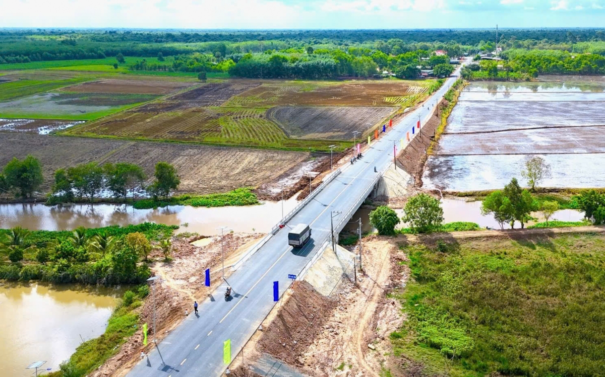 Cầu Hòa Bình mới được đưa vào sử dụng hồi cuối tháng 4/2025 (ảnh V.C.Đ)