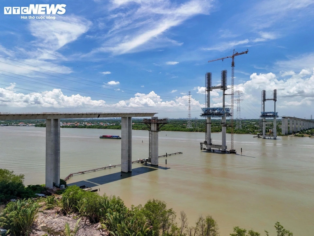Dự án đường cao tốc Bến Lức – Long Thành, có tổng chiều dài gần 58 km, đi qua ba địa phương gồm Long An, TP.HCM và Đồng Nai, hiện được điều chỉnh thời gian hoàn thành đến ngày 30/9/2026. Việc gia hạn này nhằm dự phòng cho các khó khăn có thể phát sinh trong quá trình thi công, nhất là tại các gói thầu trọng điểm như cầu Phước Khánh – “nút thắt” quan trọng quyết định tiến độ toàn tuyến.