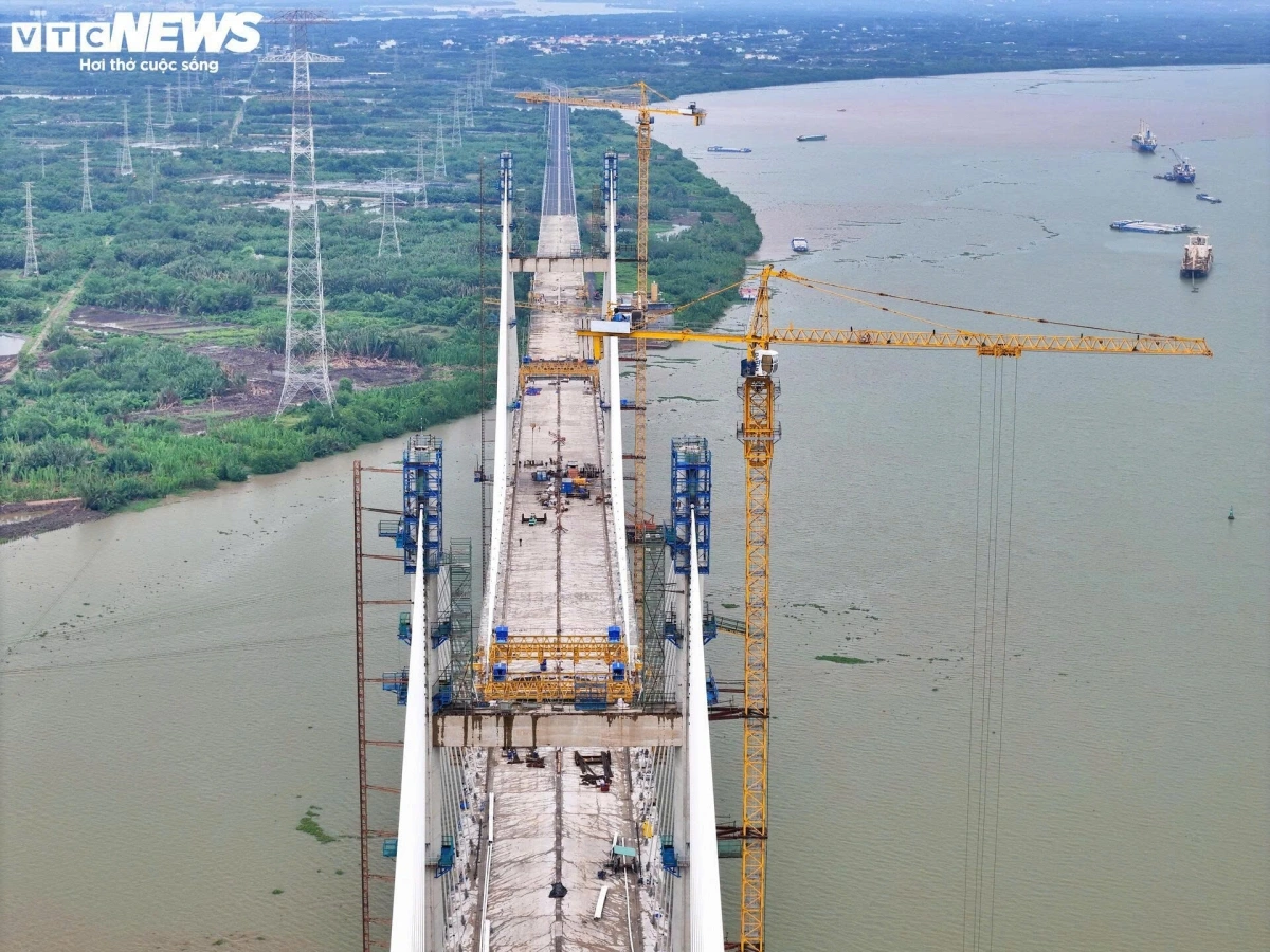 Sau gần 5 năm gián đoạn, cầu Bình Khánh được tái khởi động vào cuối tháng 10/2023. Theo báo cáo tiến độ mới nhất từ chủ đầu tư, công trình hiện hoàn thành hơn 93% khối lượng xây dựng, trong đó 16 trên 18 đốt cầu đã được lắp đặt, tiến gần đến ngày thông xe.