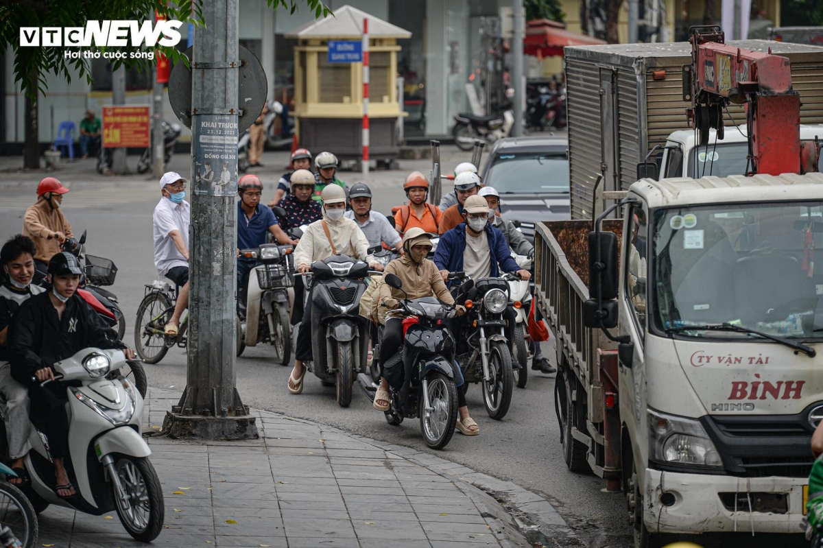 “Sáng nào đi làm tôi cũng phải ra khỏi nhà sớm hơn cả tiếng vì đoạn này thường xuyên tắc cứng, đặc biệt là lúc xe buýt nhanh BRT chạy qua. Tôi rất mong cầu vượt sớm được triển khai để việc đi lại bớt khổ. Có cầu vượt thì chắc chắn sẽ đỡ ùn tắc hơn nhiều”, anh Phạm Công (28 tuổi, ở quận Hà Đông) chia sẻ.