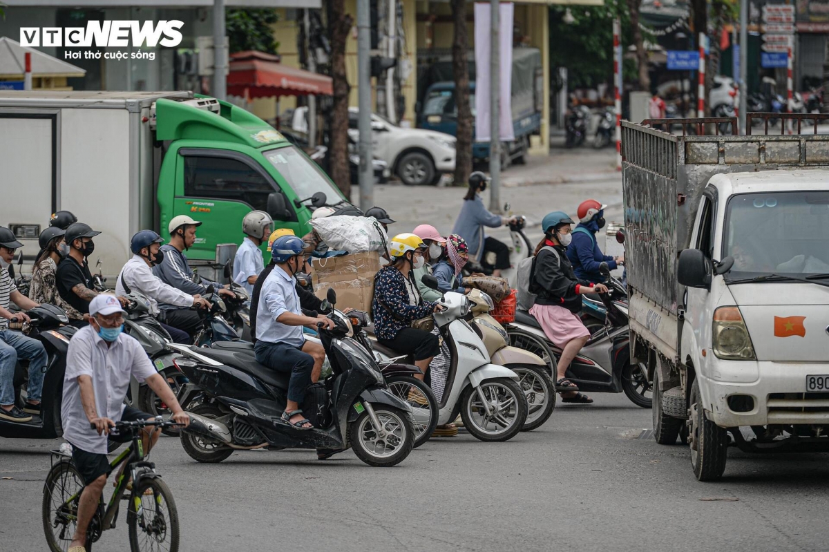 “Tôi thấy thành phố đang làm nhiều cầu vượt ở các điểm nóng, và nếu triển khai được ở đây nữa thì rất tốt. Hy vọng khi cầu xây xong, khu vực sẽ thông thoáng hơn, trẻ con đi học, người lớn đi làm cũng an toàn hơn”, chị Nguyễn Khánh Linh (ở quận Thanh Xuân) nói.