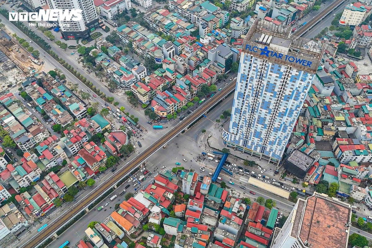 Ngoài phần cầu chính, dự án còn bao gồm nhiều hạng mục hạ tầng đồng bộ như xén hè để mở rộng phần đường xe chạy, tổ chức lại giao thông, lắp đặt hệ thống đèn tín hiệu, đồng thời xây dựng và di chuyển các công trình hạ tầng kỹ thuật, cây xanh nhằm đảm bảo an toàn giao thông và tạo mỹ quan đô thị.