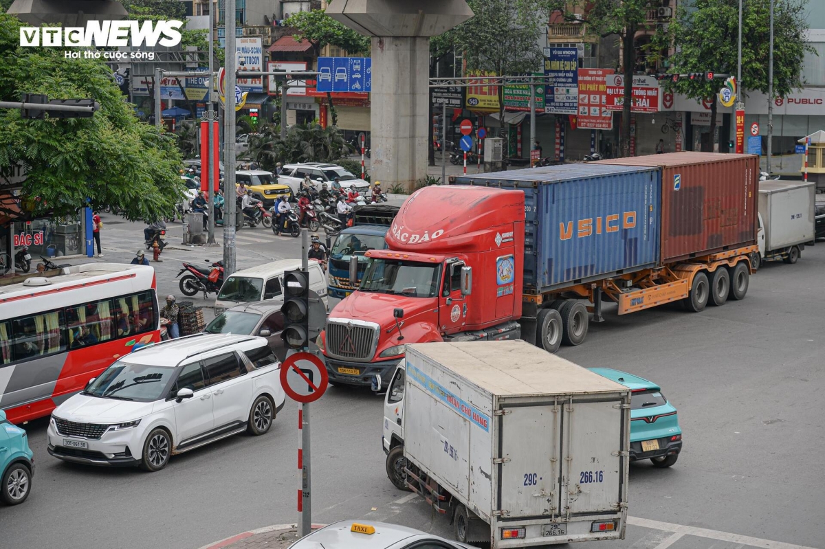Đây là điểm cắt giữa trục hướng tâm Lê Trọng Tấn - Văn Khê và tuyến Quốc lộ 6 (đường Quang Trung), đồng thời kết nối trực tiếp với đường Vành đai 3,5.