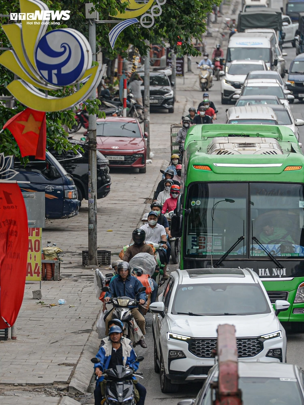 Với mật độ dân cư cao, cùng lưu lượng phương tiện lớn, đặc biệt trong giờ cao điểm, nút giao này thường xuyên rơi vào tình trạng quá tải, ảnh hưởng đến việc đi lại của người dân và hoạt động logistics.