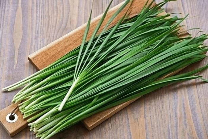 Lá hẹ làm rau hoặc làm thuốc hiệu quả (Ảnh minh hoạ)