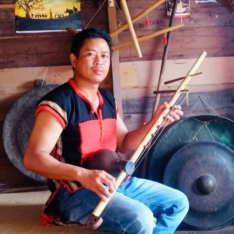 Chàng trai Êđê Y Puen Niê và một số nhạc cụ truyền thống.
