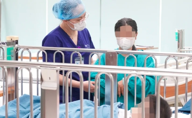 Sau 5 ngày điều trị, tình hình sức khỏe của bé trai 4 tuổi bị xe 3 bánh cán đã tiến triển tốt, tự thở, tỉnh táo, giao tiếp tốt. (Ảnh: BVCC)