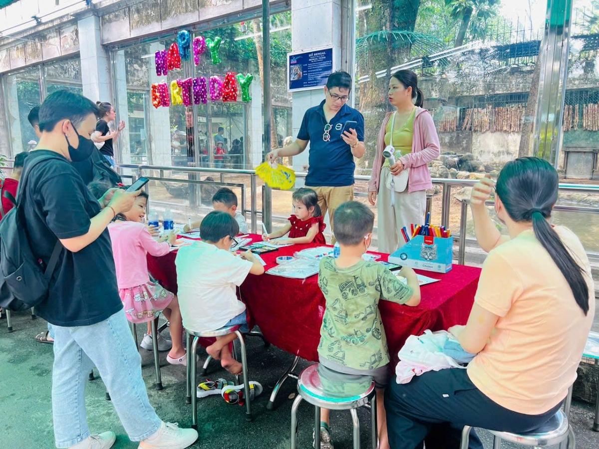 Các bé viết thiệp chúc mừng sinh nhật 2 chú hổ Bình và Dương
