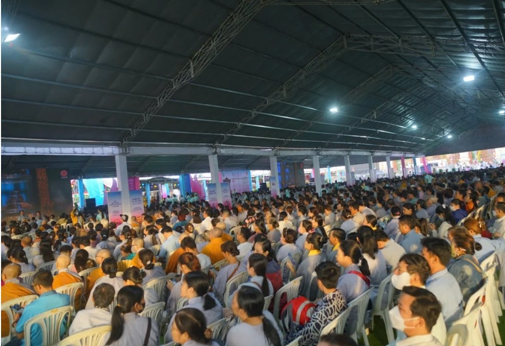 Hàng chục ngàn người dân, phật tử khắp nơi đến chiêm bái xá lợi Phật