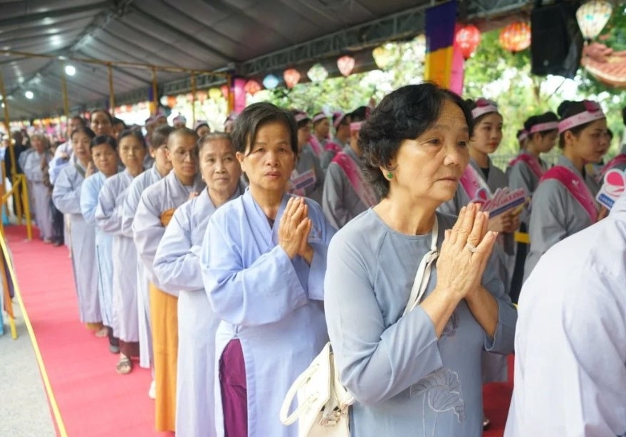 Xếp hàng chờ vào chiêm bái tại bảo tháp