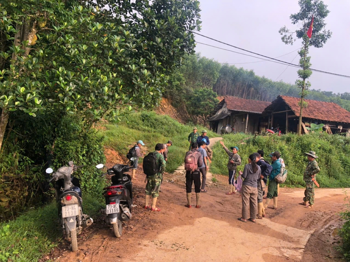 Chính quyền địa phương huy động lực lượng vào rừng tìm kiếm người mất tích