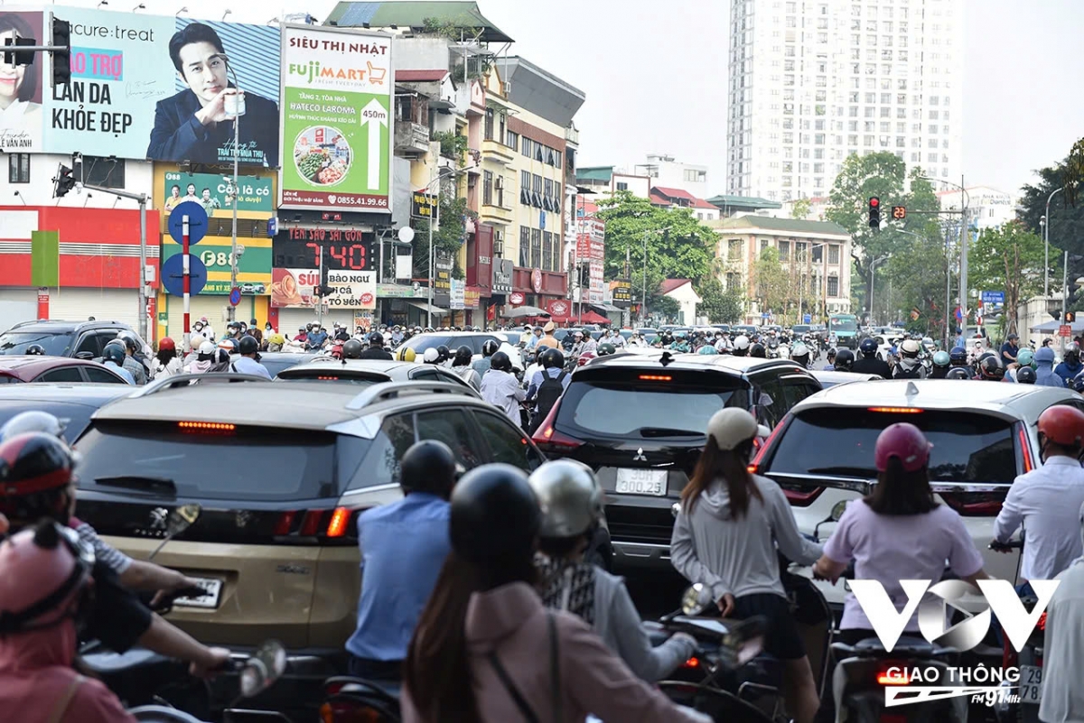 Ngày 5/5, tổ công tác của Đội CSGT đường bộ số 3 (Phòng CSGT, Công an TP. Hà Nội) đã có mặt tại nút giao Nguyễn Chí Thanh – Huỳnh Thúc Kháng (Hà Nội) để điều tiết giao thông và xử lý nghiêm các trường hợp cố tình vi phạm