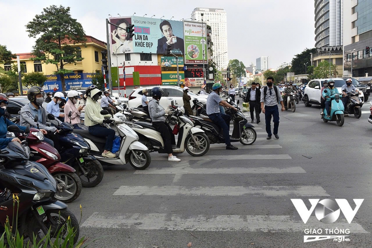 Ghi nhận trong sáng 5/5, nhiều trường hợp lấn vạch, dừng chờ đèn đỏ không đúng vạch trong giờ cao điểm. Mặc dù Nghị định 168 đã được áp dụng từ lâu, nhiều lỗi vi phạm đã được tăng nặng mức xử phạt, thế nhưng 1 số bộ phận người tham gia giao thông vẫn tái phạm