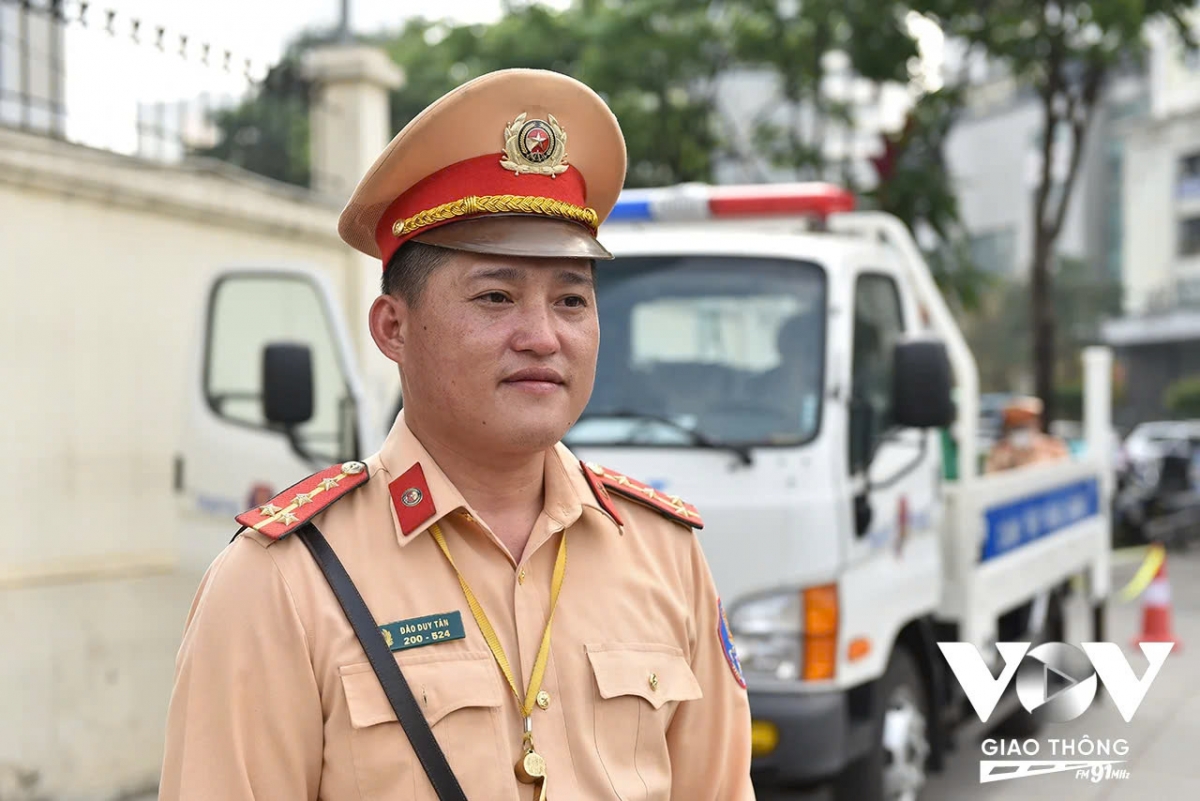 Theo đại uý Đào Duy Tân, cán bộ Đội CSGT đường bộ số 3: “Hiện nay tình trạng người tham gia giao thông cố tình đi ngược chiều, đi xe máy lên vỉa hè vẫn còn xuất hiện trong khung giờ cao điểm, nhưng đã giảm hơn rất nhiều so với thời gian trước đây, do lực lượng chức năng đã tăng cường công tác xử lý trong thời gian qua. Nghị định 168/2024 có hiệu lực với mức phạt tăng nặng cũng đã tạo tính răn đe cho người tham gia giao thông”