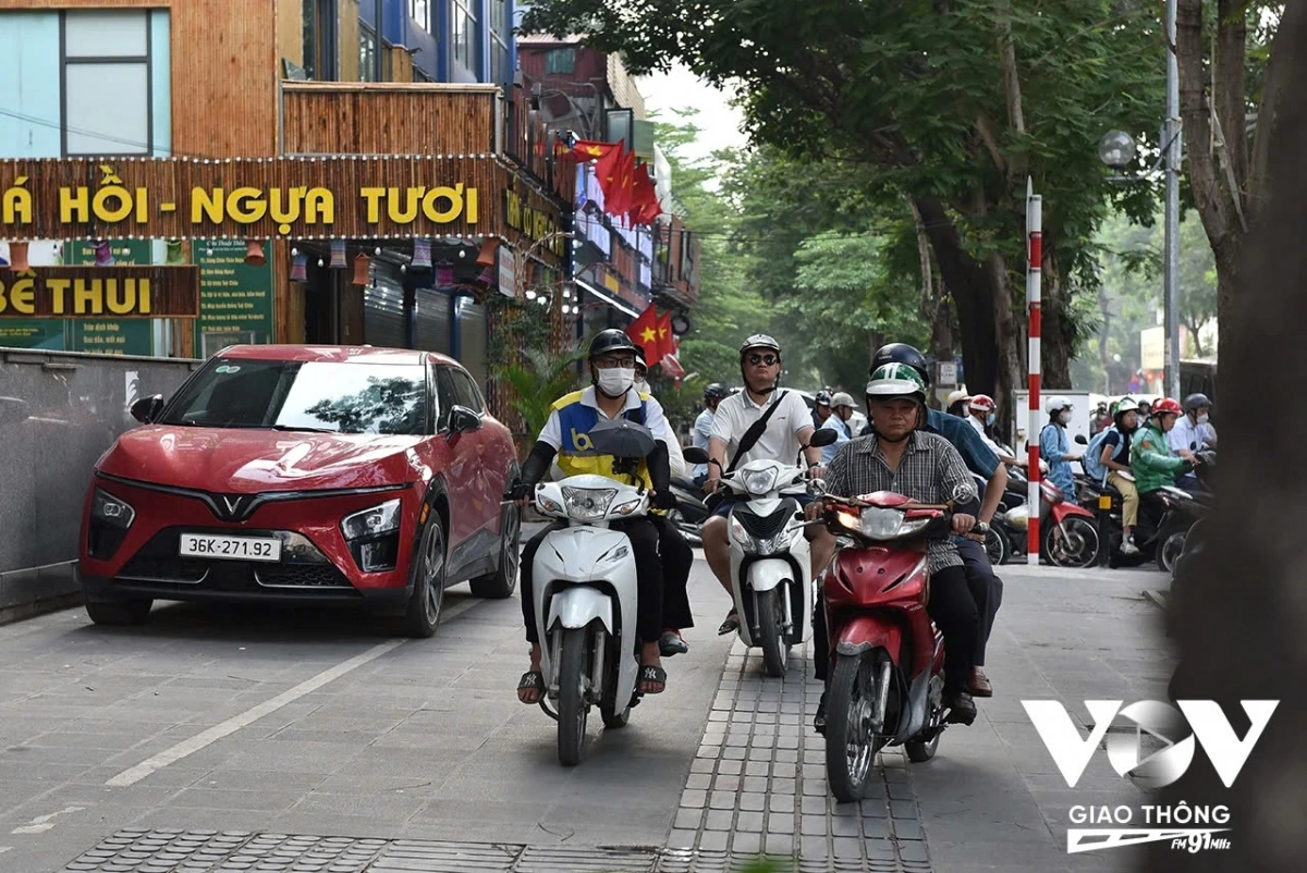 Là 1 trong những nút giao thông “nóng” của thủ đô, vào các khu giờ cao điểm, không khó để bắt gặp tình trạng người điều khiển xe máy đi lên vỉa hè