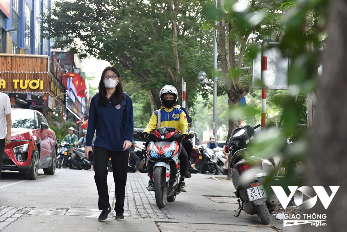 Hàng 2, hàng 3, các phương tiện thi nhau đi lên vỉa hè để né điểm ùn tắc
