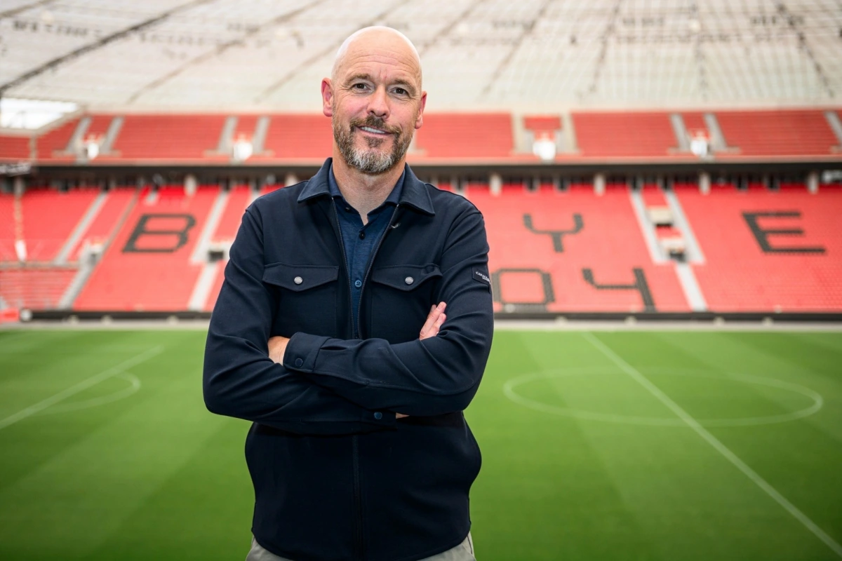 HLV Erik Ten Hag chính thức ngồi vào "ghế nóng" của Leverkusen. (Ảnh: Bayer 04 Leverkusen)