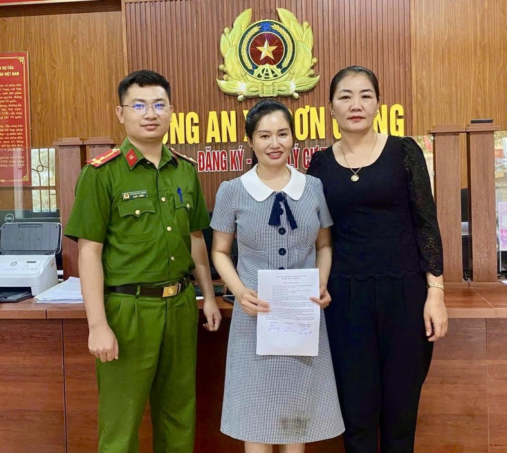 Chị Thuỷ chuyển lại số tiền 1,5 tỷ đồng  cho chủ sở hữu hợp pháp trước sự chứng kiến của Công an xã Sơn Giang.