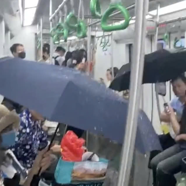 Nước chảy như mưa xuống hành khách trên tuyến metro Cát Linh - Hà Đông.