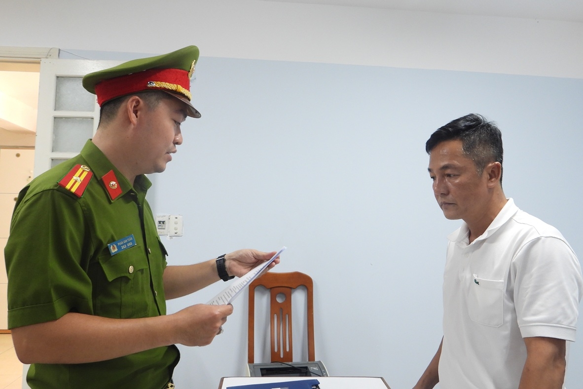 Cơ quan Cảnh sát điều tra Công an thành phố Đà Nẵng tống đạt các quyết định đối với Phạm Chiến Thắng.