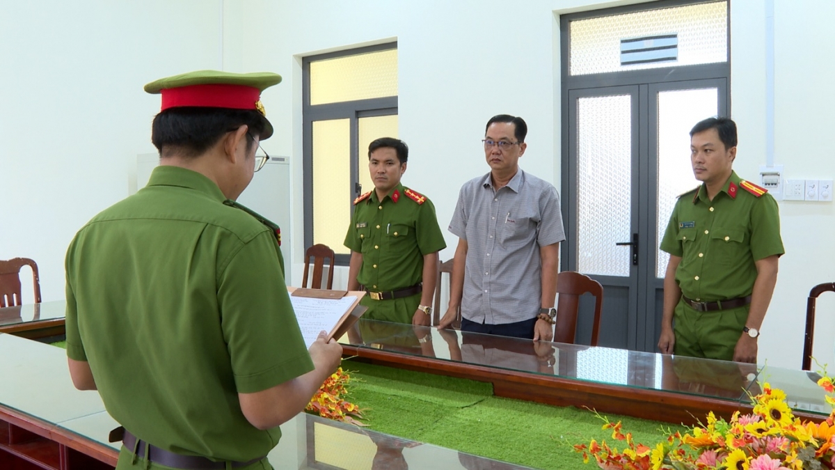 Cơ quan Cảnh sát điều tra Công an tỉnh Bạc Liêu tống đạt quyết định và lệnh đối với Nguyễn Minh Hải Dương. Ảnh: Văn Bào
