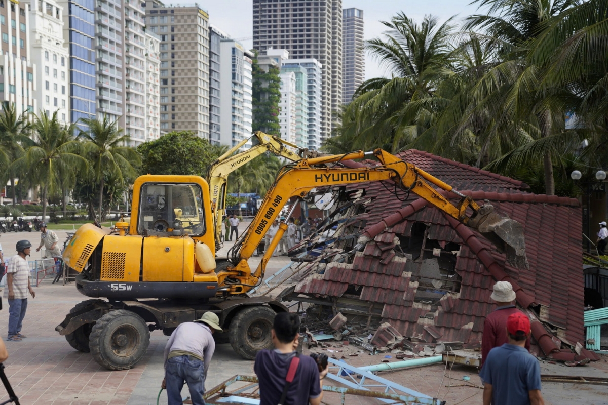 7 quầy hàng kinh doanh ẩm thực, hàng lưu niệm dọc bãi biển Sơn Trà bị cưỡng chế tháo dỡ