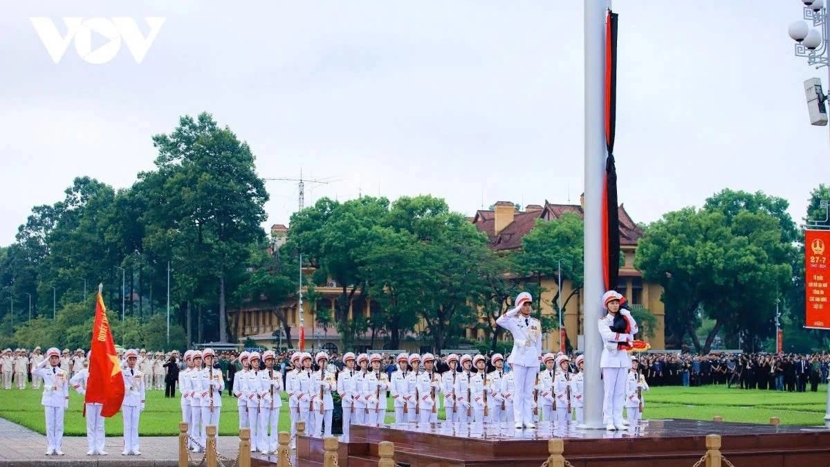 Cờ rủ là Quốc kỳ, có dải băng tang