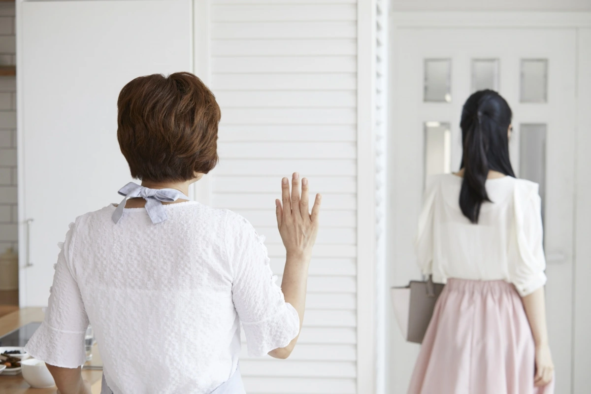 Nhiều lúc tôi thấy rất buồn vì mình lên chăm con cháu nhưng cứ như người thừa (ảnh minh họa)