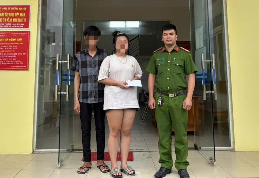 Chị N.Đ.A. và anh H.T.K. được Công an phường Hải Yên (Móng Cái, Quảng Ninh) hỗ trợ vé trở về gia đình. (Ảnh: CACC)