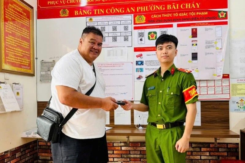 Công an phường Bãi Cháy trao trả lại tài sản cho anh Shepard Karl Albert