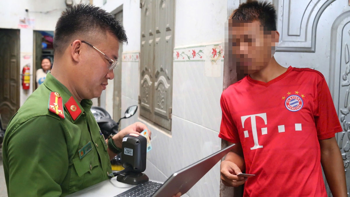 Công an kiểm tra hành chính ở các nhà trọ
