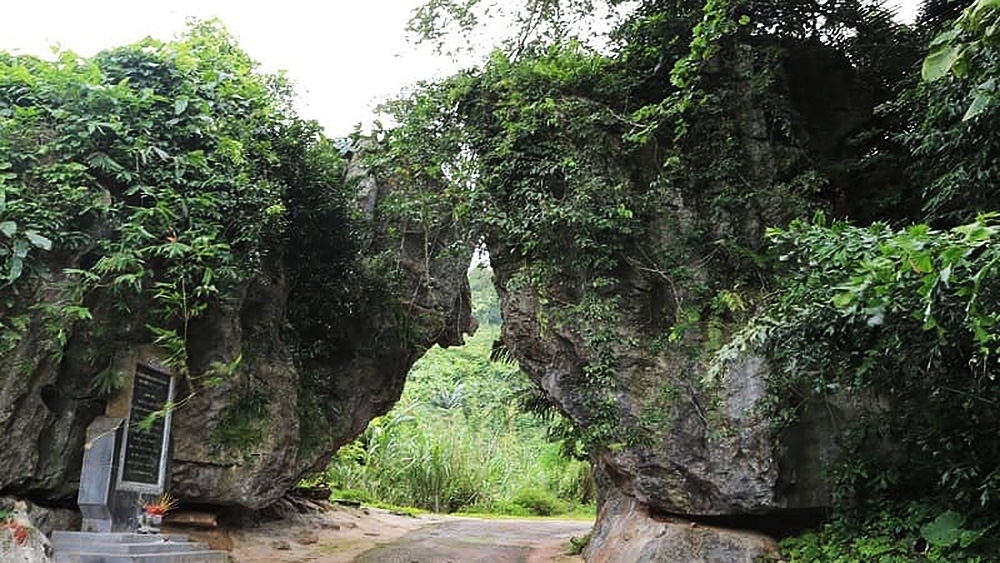 Cổng trời Cha Lo, xã Dân Hóa, huyện Minh Hoá, tỉnh Quảng Bình.