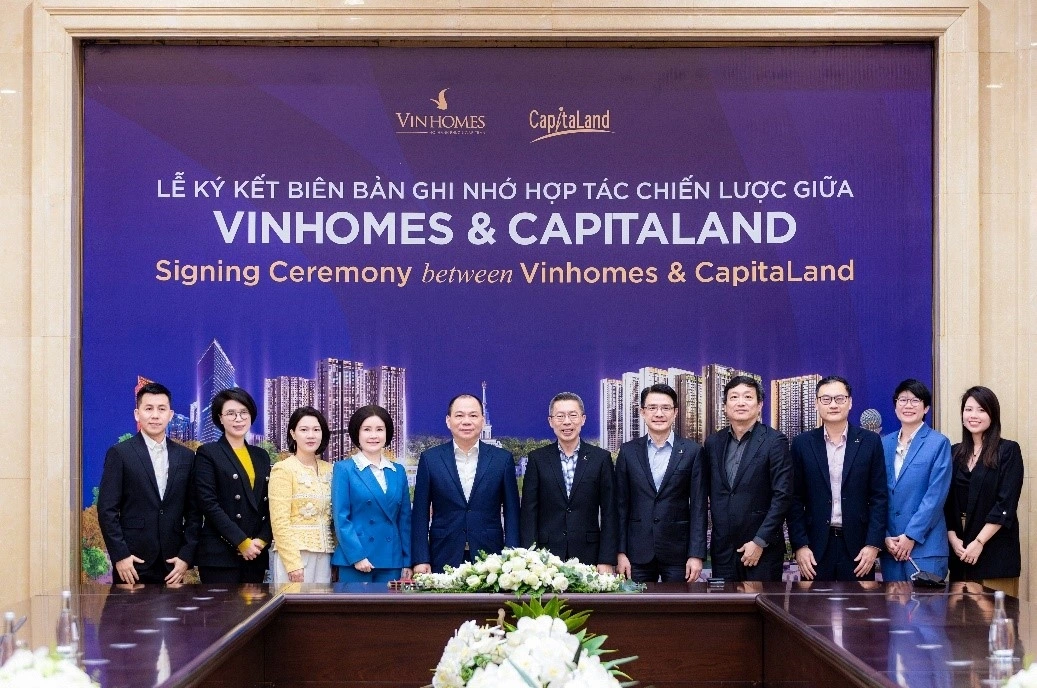 Lễ ký kết Biên bản ghi nhớ có sự hiện diện của ông Jonathan Yap - Tổng Giám đốc CLD (giữa), ông Phạm Nhật Vượng - Chủ tịch Tập đoàn Vingroup (thứ năm từ trái sang), cùng các lãnh đạo hai bên.