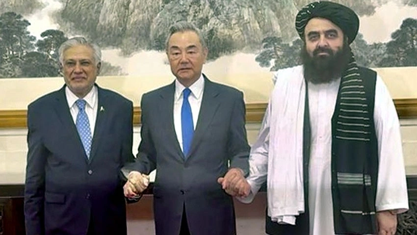Bộ trưởng Ngoại giao Trung Quốc, Pakistan và chính quyền Taliban của Afghanistan hội đàm tại Bắc Kinh ngày 21/5 - Ảnh: X