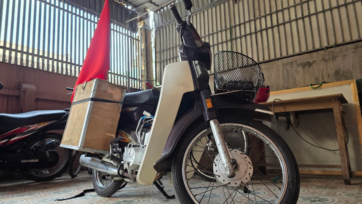 Chiếc xe máy cùng ông Thanh vượt hơn 1.300km từ Nghệ An vào TP.HCM. 
Ông Thanh dự kiến sắp tới sẽ bán đấu giá chiếc xe để đóng góp vào quỹ học sinh nghèo vượt khó.