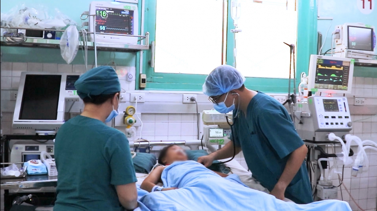Các bác sĩ khuyến cáo, phụ huynh nên ưu tiên cửa cuốn có cảm biến an toàn hoặc chức năng tự đảo chiều khi gặp vật cản (Ảnh BVCC)