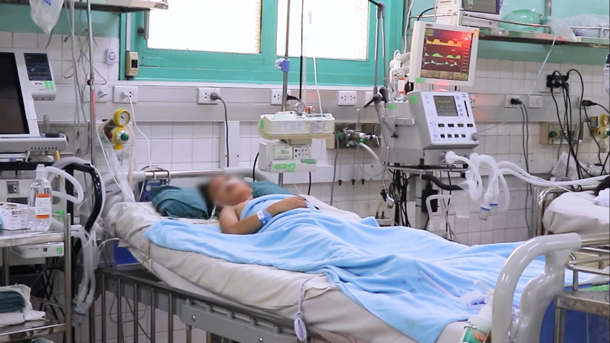 Sau 4 ngày điều trị, hiện bé đã được cai máy thở, tỉnh táo (Ảnh BVCC)