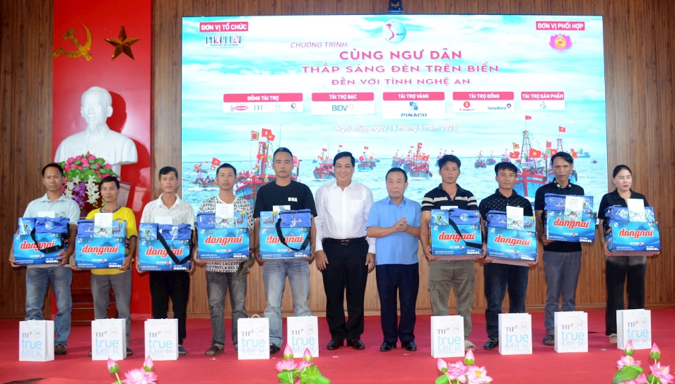 Tặng quà cho ngư dân tiêu biểu, có hoàn cảnh khó khăn.