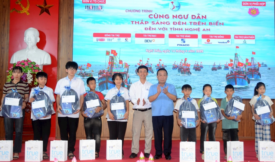 Trao tặng học bổng cho con em ngư dân có hoàn cảnh khó khăn, vượt khó học giỏi.