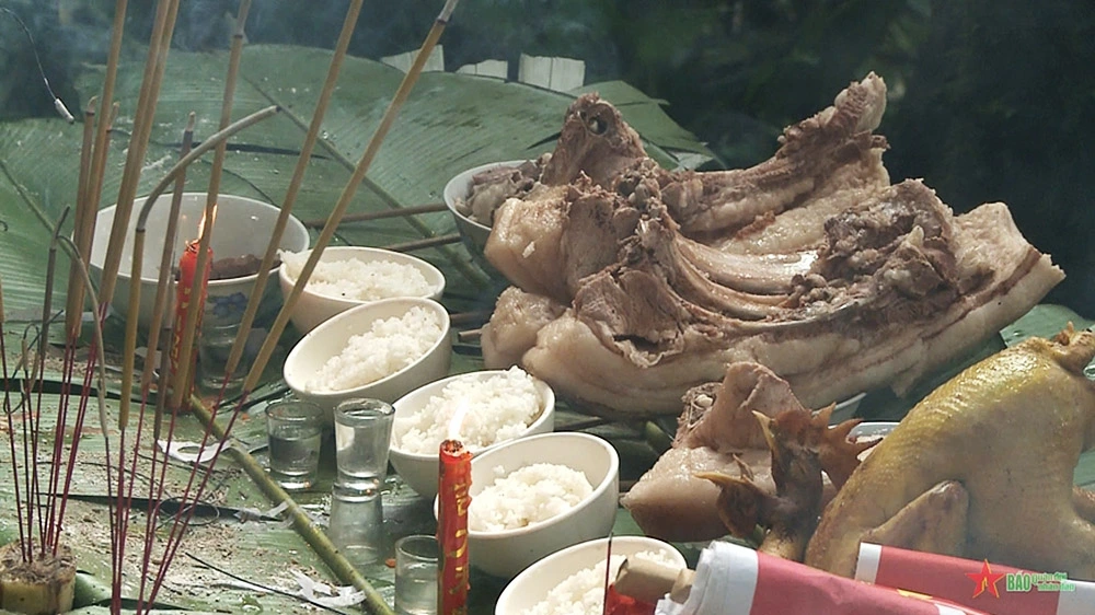 Lễ cúng được tổ chức trang trọng ngay tại khu rừng cấm của thôn với lễ vật là những sản vật do dân làng tự tay nuôi trồng.