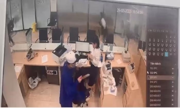 Tên cướp cầm dao uy hiếp nhân viên ngân hàng để lấy tiền