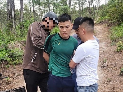 Nguyễn Văn Báo (mặc áo xanh) thời điểm bị bắt giữ (Ảnh: Công an tỉnh Quảng Ninh cung cấp)