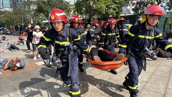 Người tham gia chữa cháy. cứu hộ, cứu nạn được hưởng tiền bồi dưỡng theo quy định. Nguồn ảnh: TTXVN