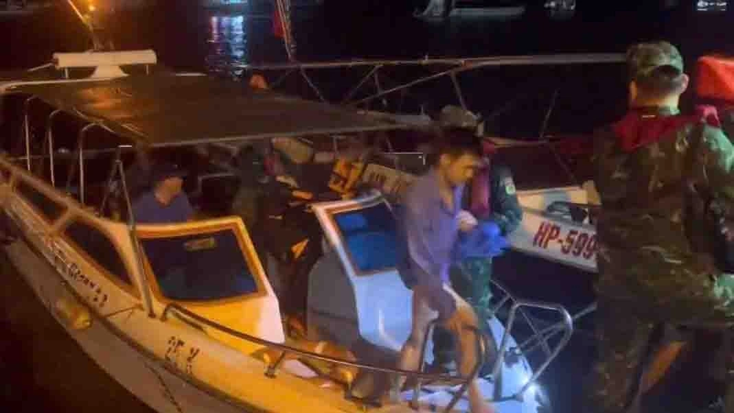 Các thuyền viên được đưa lên bờ an toàn (Ảnh: Biên phòng Hải Phòng)