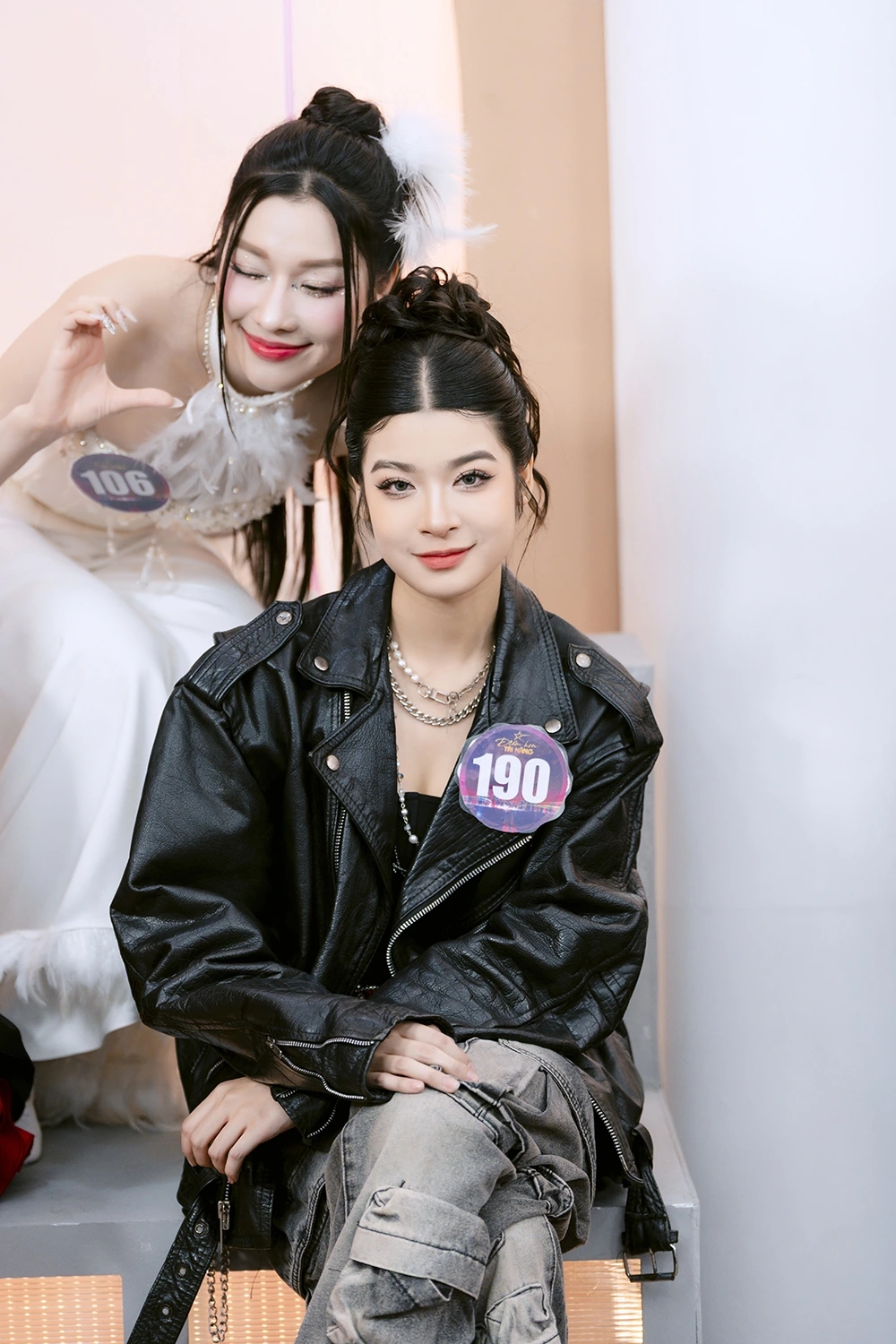Võ Hoài Anh gây chú ý bởi nhan sắc cá tính. Cô cũng là thí sinh nhỏ tuổi nhất trong top 12. Sinh trưởng trong gia đình nghệ thuật, có bố là diễn viên kỳ cựu, mẹ là diễn viên múa, Hoài Anh được bố mẹ hết lòng hỗ trợ để thỏa sức với đam mê.