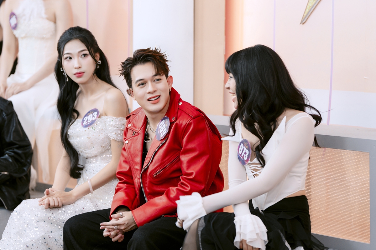 Diễn viên 25 tuổi, tốt nghiệp Đại học Sư phạm Nghệ thuật Trung ương. Anh từng xuất hiện trong nhiều series như "Chiều ngang qua phố cũ", "Giọt nước mắt muộn màng", "Ông Tơ hai phẩy", "Sắc màu phái đẹp", "Về nhà đi con".