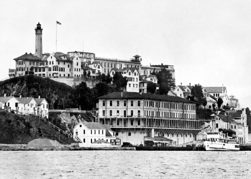 Quang cảnh đảo Alcatraz và nhà tù ở Vịnh San Francisco từ những năm 1930. Ảnh: Getty