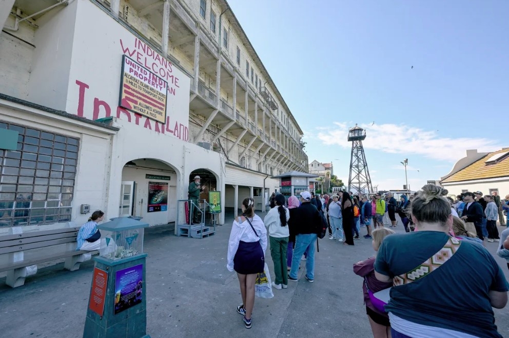 Du khách trên đảo Alcatraz vào tháng 8/2023. Ảnh: Getty